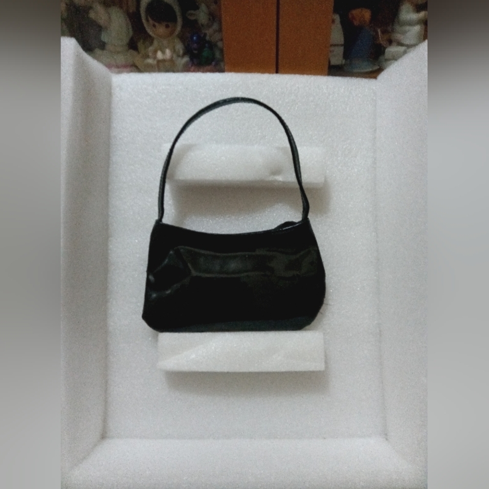 Stylish Black Kids Handbag with Bow Accent - Picture 12 of 13